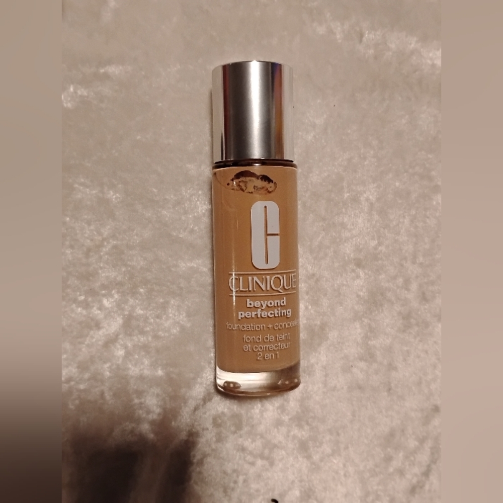 Clinique Beyond Perfecting Foundation  - Medium Tan